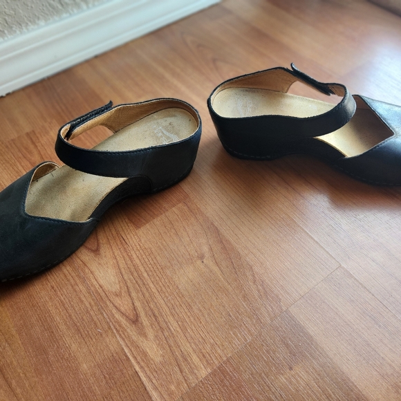 Dansko Black Women's Sandals - Picture 3 of 6